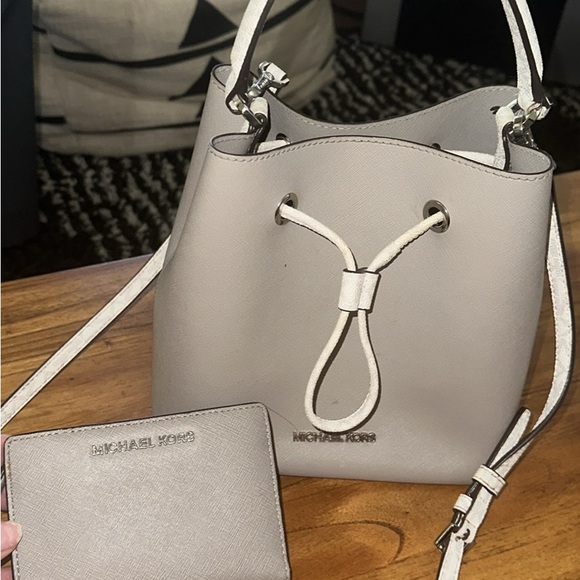 Michael Kors Cream Mini Bucket Bag and Wallet - Picture 1 of 4
